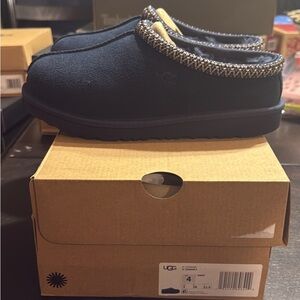 Brand new UGG kids Tasman ll New Navy size 4y/5 women, 6y/7 women